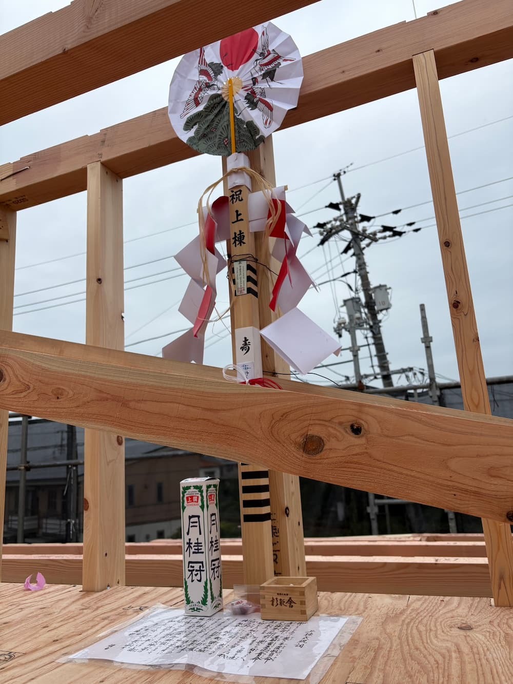 【祝・上棟】空高く、上棟飾りが掲げられました