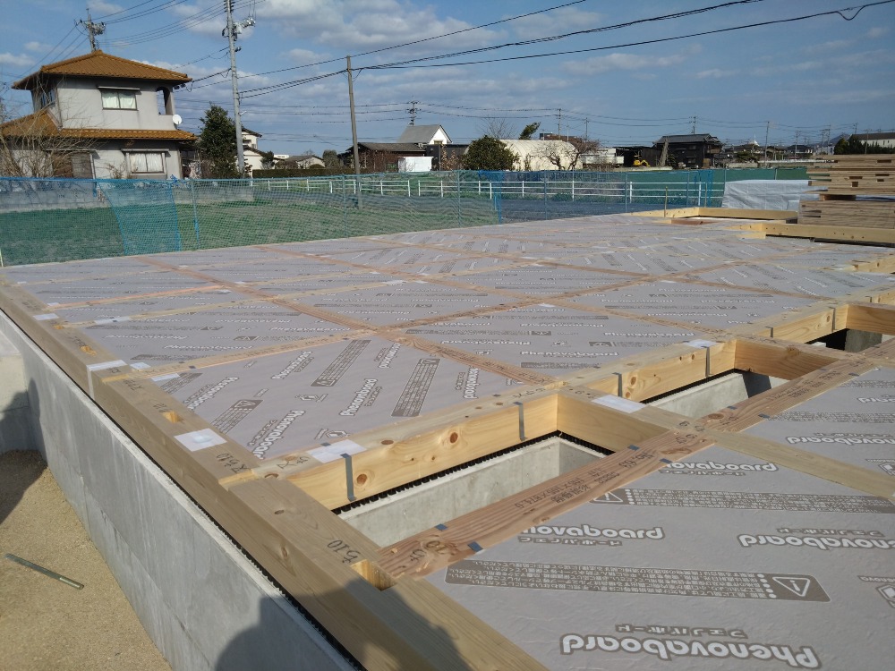 足元から性能を高める「土台敷き」
