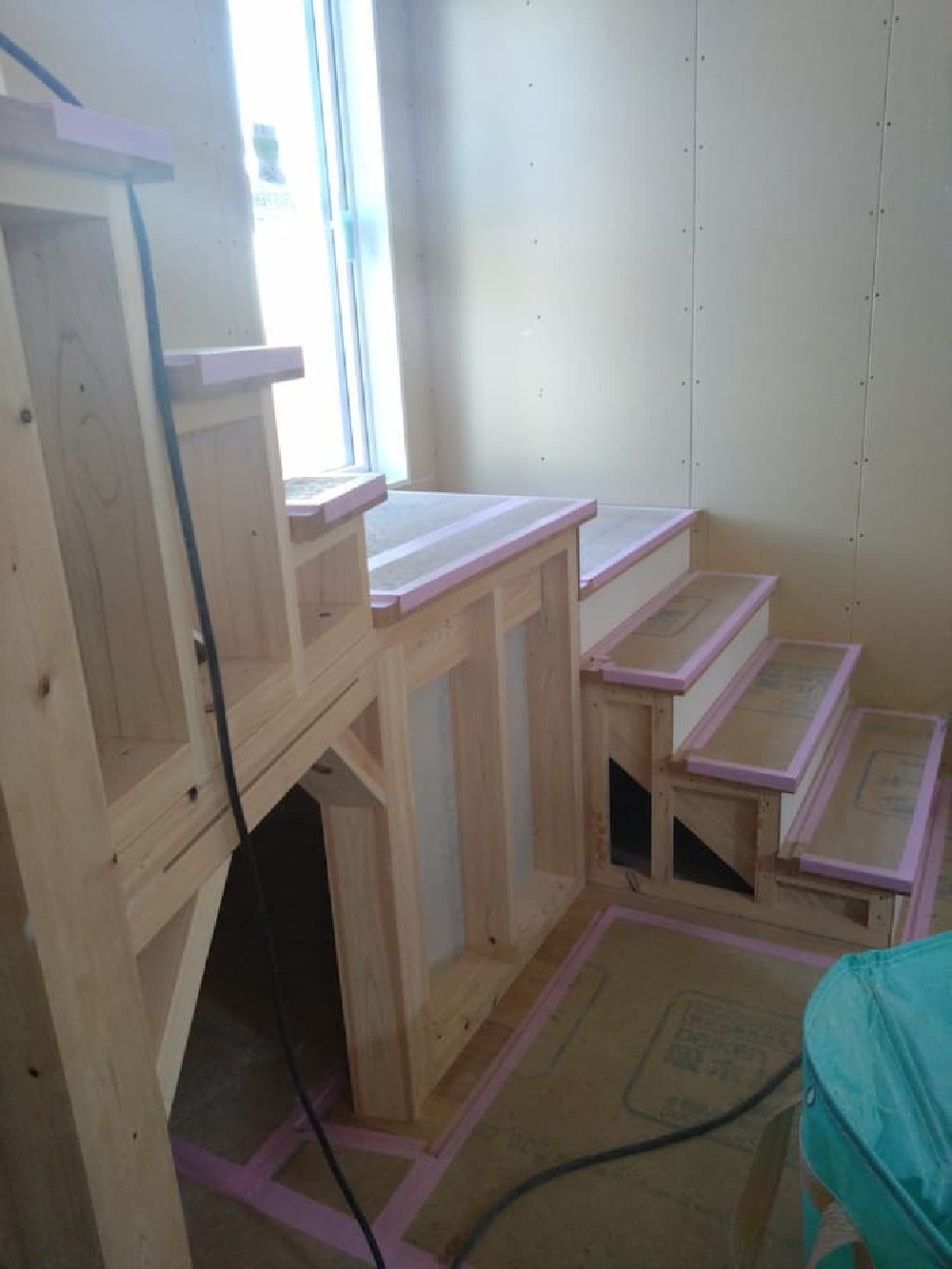 リビングを彩る回り階段が登場！