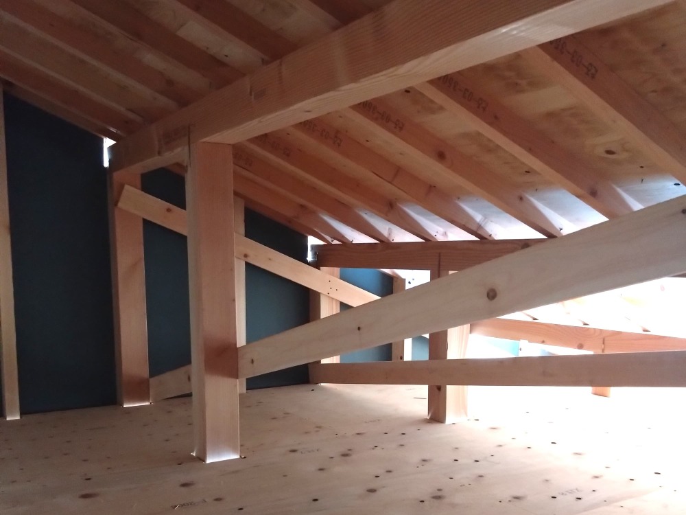 屋根裏に広がる木の空間「小屋組み」